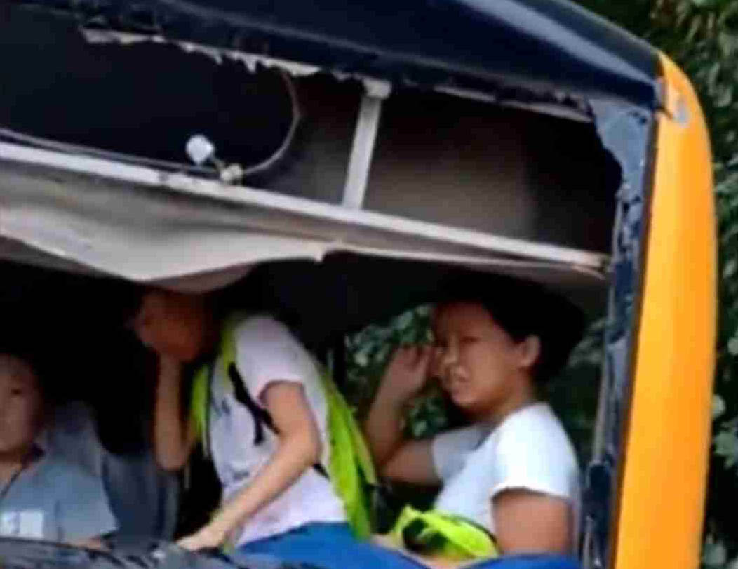 校車等紅燈時被大貨車追尾 群眾怒斥貨車司機 網友力挺：罵得好！