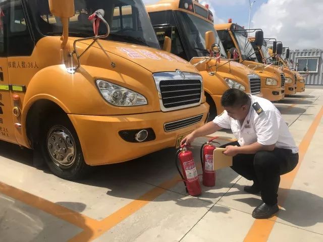 高溫下的堅守：揮汗如雨的校車人