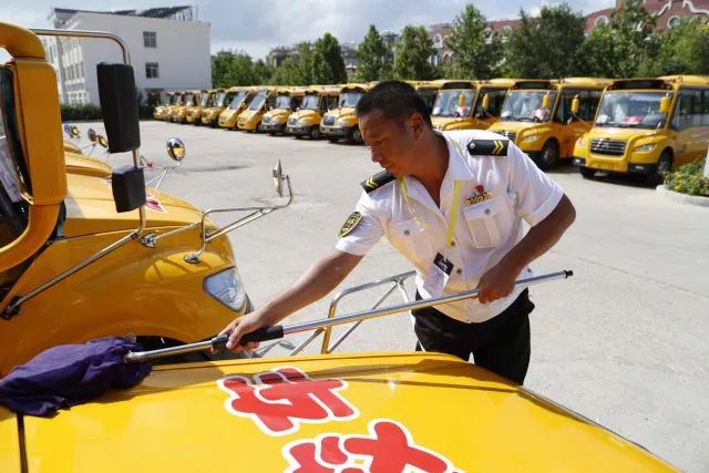 高溫下的堅守：揮汗如雨的校車人