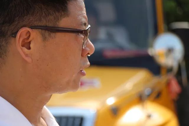 高溫下的堅守：揮汗如雨的校車人