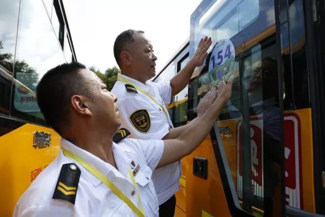 高溫下的堅守：揮汗如雨的校車人