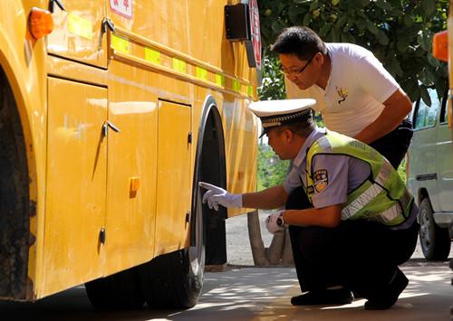渭南臨渭交警展開校車安全檢查活動