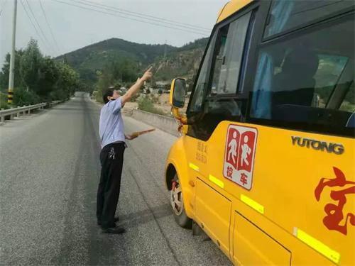 延安經開交警大隊青化砭中隊開學第一天 檢查校車保安全 延安經開交警大隊青化砭中隊開學第一天 檢查校車保安全