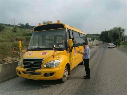 延安經開交警大隊青化砭中隊開學第一天 檢查校車保安全 延安經開交警大隊青化砭中隊開學第一天 檢查校車保安全