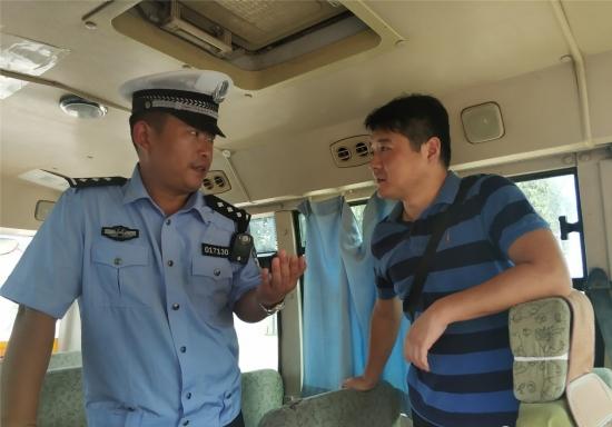 開封禹王臺區教體局聯合市交警四大隊、區應急管理局開展校車安全專項大檢查