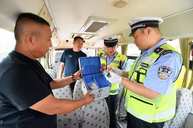 校車“體檢”迎開學(xué) 校車“體檢”迎開學(xué)