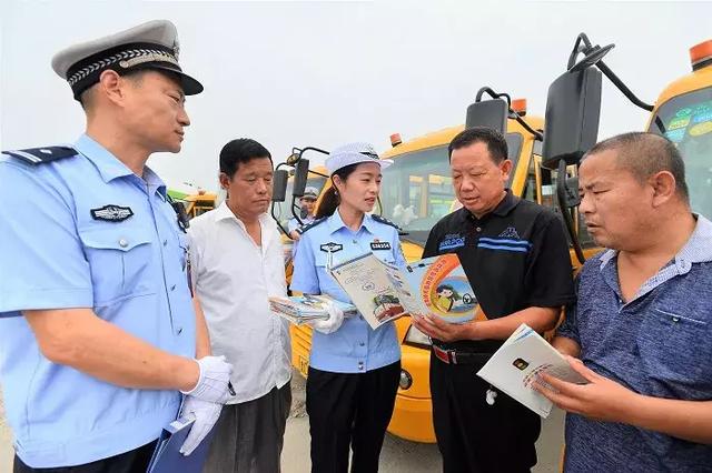 校車“體檢”迎開學(xué) 校車“體檢”迎開學(xué)