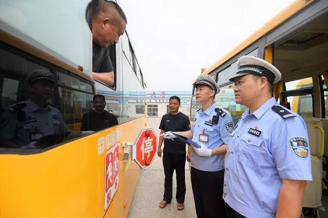 校車“體檢”迎開學(xué) 校車“體檢”迎開學(xué)