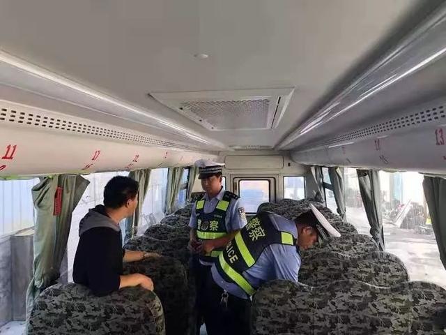 烏恰縣公安局聯合教育局開展開學季“校車”安全大檢查 烏恰縣公安局聯合教育局開展開學季“校車”安全大檢查