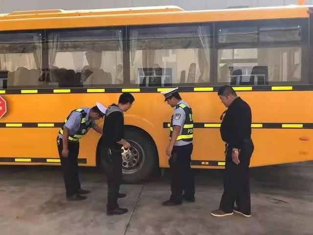 烏恰縣公安局聯合教育局開展開學季“校車”安全大檢查 烏恰縣公安局聯合教育局開展開學季“校車”安全大檢查