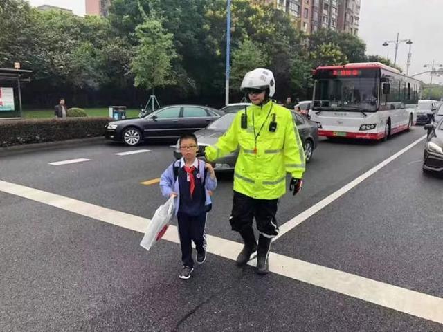開學(xué)首日,上海交警開展校車交通違法集中整治,嚴(yán)查“黑校車” 開學(xué)首日,上海交警開展校車交通違法集中整治,嚴(yán)查“黑校車”