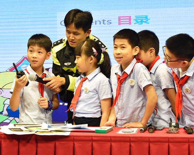 開學(xué)首日,上海交警開展校車交通違法集中整治,嚴(yán)查“黑校車” 開學(xué)首日,上海交警開展校車交通違法集中整治,嚴(yán)查“黑校車”