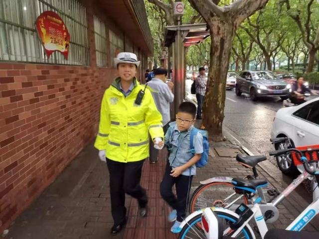 開學(xué)首日,上海交警開展校車交通違法集中整治,嚴(yán)查“黑校車” 開學(xué)首日,上海交警開展校車交通違法集中整治,嚴(yán)查“黑校車”