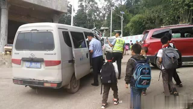 六枝交警重拳整治“黑校車” 為秋季開學保駕護航 六枝交警重拳整治“黑校車” 為秋季開學保駕護航