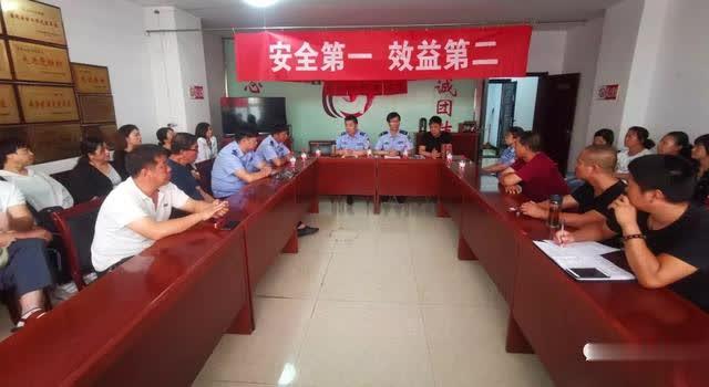 原平市公安局交警大隊深入校車公司開展交通安全宣傳活動/ 原平市公安局交警大隊深入校車公司開展交通安全宣傳活動