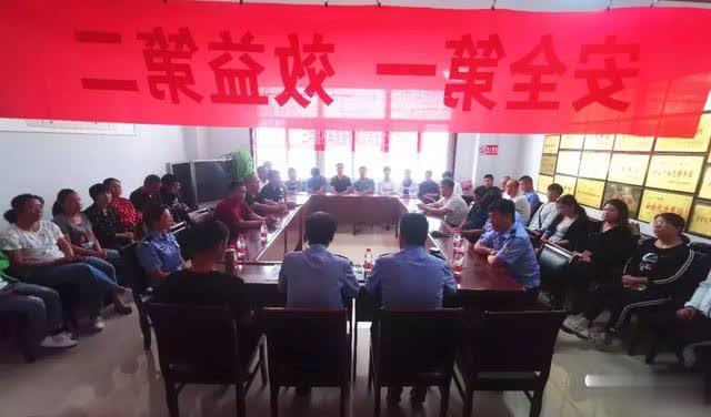 原平市公安局交警大隊深入校車公司開展交通安全宣傳活動/ 原平市公安局交警大隊深入校車公司開展交通安全宣傳活動