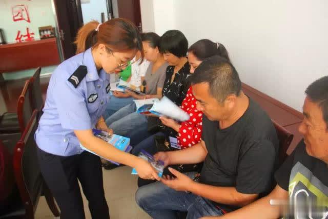 原平市公安局交警大隊深入校車公司開展交通安全宣傳活動/ 原平市公安局交警大隊深入校車公司開展交通安全宣傳活動