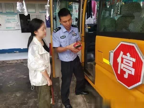 東坡交警:認真開展節前安全隱患排查 東坡交警:認真開展節前安全隱患排查