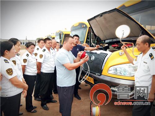 交運西海岸溫馨校車分公司:守護學生安全“大鼻子”校車滅火彈實操演練 交運西海岸溫馨校車分公司:守護學生安全“大鼻子”校車滅火彈實操演練