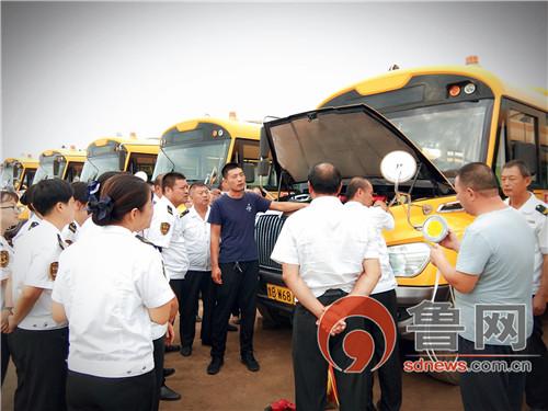 交運西海岸溫馨校車分公司:守護學生安全“大鼻子”校車滅火彈實操演練 交運西海岸溫馨校車分公司:守護學生安全“大鼻子”校車滅火彈實操演練