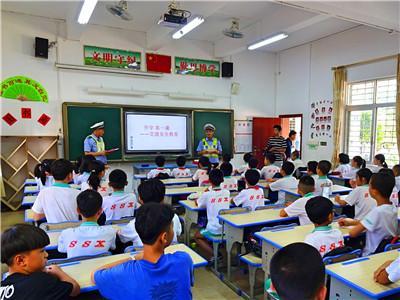 開學啦!交警開展校車安全大檢查及“警家校”護安護暢行動 開學啦!交警開展校車安全大檢查及“警家校”護安護暢行動