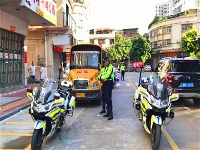 開學啦!交警開展校車安全大檢查及“警家校”護安護暢行動 開學啦!交警開展校車安全大檢查及“警家校”護安護暢行動