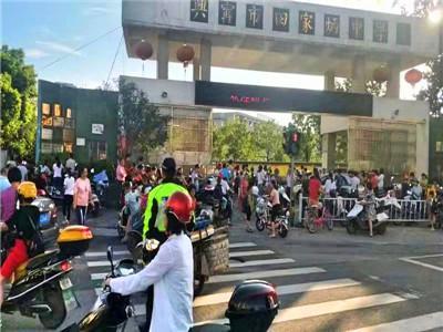 開學啦!交警開展校車安全大檢查及“警家校”護安護暢行動 開學啦!交警開展校車安全大檢查及“警家校”護安護暢行動