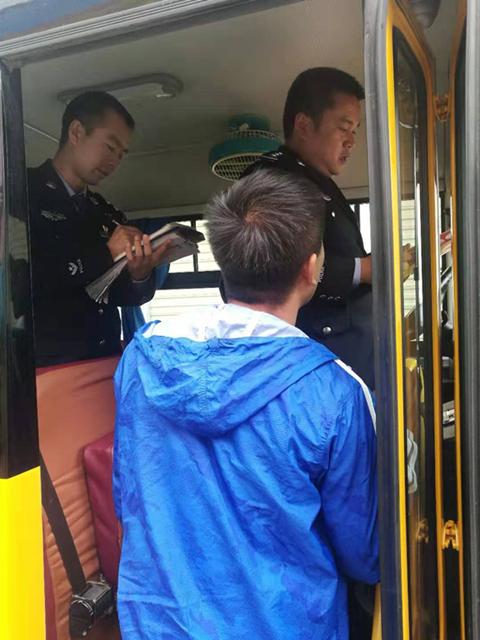 宕昌公安交警聯合縣教育局對全縣幼兒園校車開展交通 安全大排查大整治