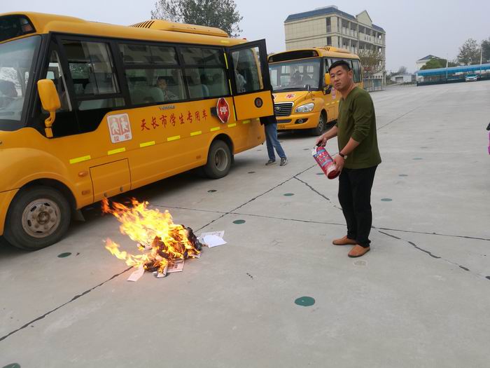 天長市石梁九年制學校舉行校車安全疏散演練/ 天長市石梁九年制學校舉行校車安全疏散演練