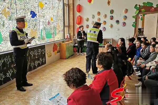 長治市公安局交警支隊七大隊進校園開展“拒乘非法校車”主題宣傳 長治市公安局交警支隊七大隊進校園開展“拒乘非法校車”主題宣傳