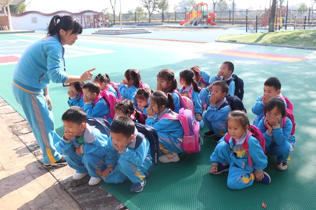 常德市武陵區雙觀幼兒園開展校車安全逃生演練活動/ 常德市武陵區雙觀幼兒園開展校車安全逃生演練活動