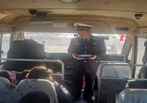 交警大隊(duì)全力做好秋冬季農(nóng)村校車安全管理工作/ 交警大隊(duì)全力做好秋冬季農(nóng)村校車安全管理工作