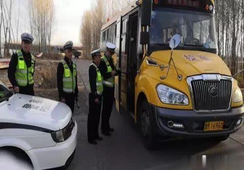交警大隊(duì)全力做好秋冬季農(nóng)村校車安全管理工作/ 交警大隊(duì)全力做好秋冬季農(nóng)村校車安全管理工作