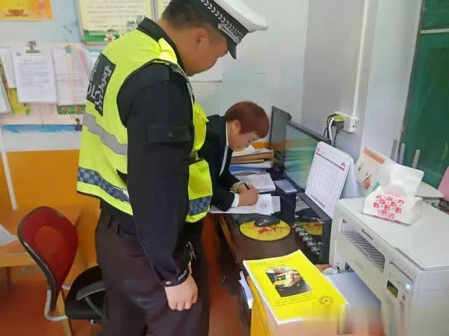 安康漢陰交警:“嚴(yán)管、嚴(yán)抓、細(xì)排查、強(qiáng)宣傳”規(guī)范校車管理為學(xué)生撐起安全防護(hù)傘 安康漢陰交警:“嚴(yán)管、嚴(yán)抓、細(xì)排查、強(qiáng)宣傳”規(guī)范校車管理為學(xué)生撐起安全防護(hù)傘