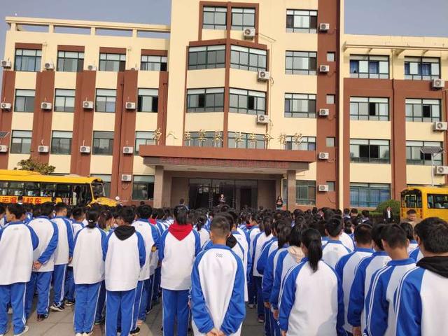 西海岸新區(qū)一校車(chē)“起火”,全車(chē)學(xué)生40秒內(nèi)安全撤出 西海岸新區(qū)一校車(chē)“起火”,全車(chē)學(xué)生40秒內(nèi)安全撤出