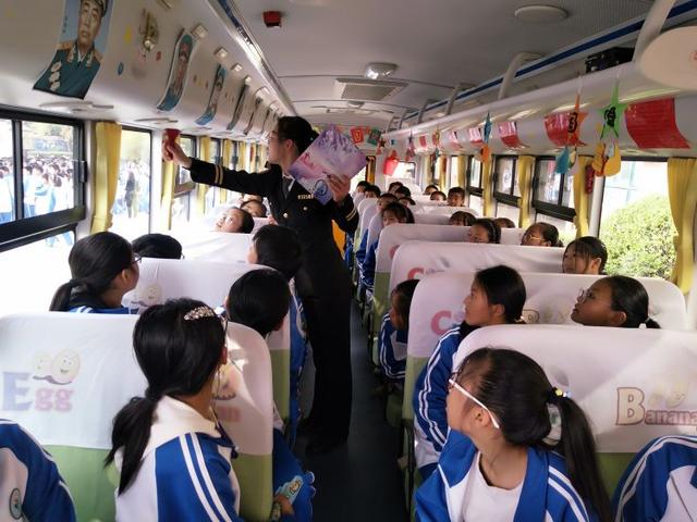 西海岸新區(qū)一校車(chē)“起火”,全車(chē)學(xué)生40秒內(nèi)安全撤出 西海岸新區(qū)一校車(chē)“起火”,全車(chē)學(xué)生40秒內(nèi)安全撤出