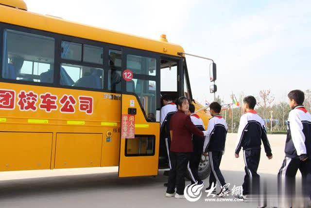 菏澤外國(guó)語(yǔ)學(xué)校舉辦校車(chē)安全知識(shí)講座暨校車(chē)應(yīng)急逃生演練活動(dòng)/ 菏澤外國(guó)語(yǔ)學(xué)校舉辦校車(chē)安全知識(shí)講座暨校車(chē)應(yīng)急逃生演練活動(dòng)