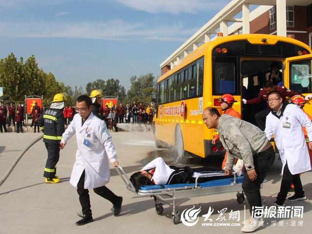 菏澤外國(guó)語(yǔ)學(xué)校舉辦校車(chē)安全知識(shí)講座暨校車(chē)應(yīng)急逃生演練活動(dòng)/ 菏澤外國(guó)語(yǔ)學(xué)校舉辦校車(chē)安全知識(shí)講座暨校車(chē)應(yīng)急逃生演練活動(dòng)
