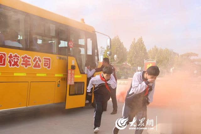 菏澤外國(guó)語(yǔ)學(xué)校舉辦校車(chē)安全知識(shí)講座暨校車(chē)應(yīng)急逃生演練活動(dòng)/ 菏澤外國(guó)語(yǔ)學(xué)校舉辦校車(chē)安全知識(shí)講座暨校車(chē)應(yīng)急逃生演練活動(dòng)