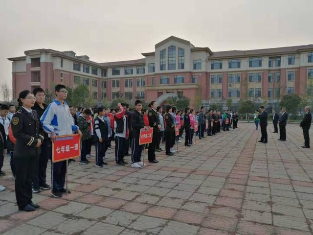 黃島校車“起火”，乘車孩子1分鐘全部撤離