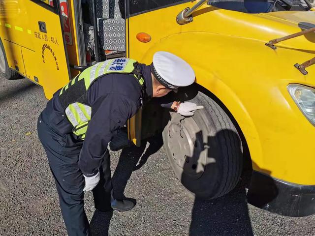 二道交警積極開展冬季校車整治行動