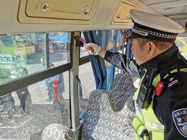 二道交警積極開展冬季校車整治行動