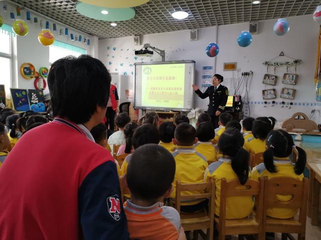 “大鼻子”校車開進幼兒園！給孩子們上堂安全課