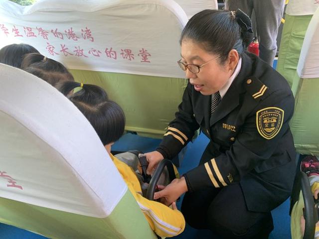 “大鼻子”校車開進幼兒園！給孩子們上堂安全課