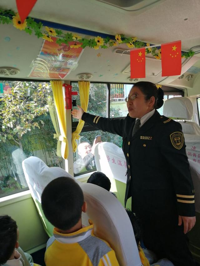“大鼻子”校車開進幼兒園！給孩子們上堂安全課