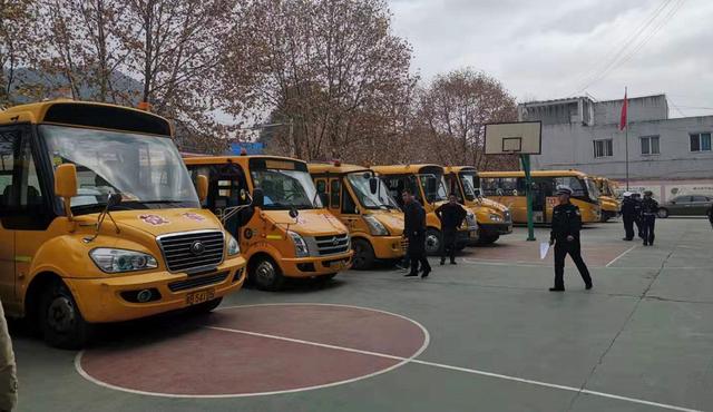 六盤水交警開展“今冬明春”校車安全整治行動(dòng) 六盤水交警開展“今冬明春”校車安全整治行動(dòng)