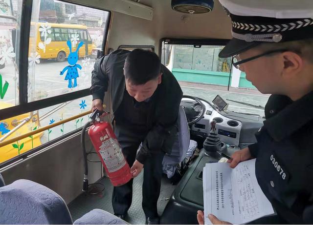 六盤水交警開展“今冬明春”校車安全整治行動(dòng) 六盤水交警開展“今冬明春”校車安全整治行動(dòng)