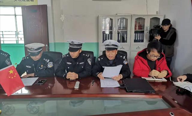 六盤水交警開展“今冬明春”校車安全整治行動(dòng) 六盤水交警開展“今冬明春”校車安全整治行動(dòng)