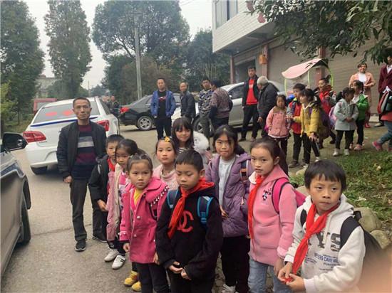 四川名山交警查獲四起“黑校車(chē)”超員接送學(xué)生違法行為 四川名山交警查獲四起“黑校車(chē)”超員接送學(xué)生違法行為