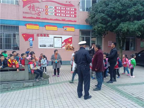 四川名山交警查獲四起“黑校車(chē)”超員接送學(xué)生違法行為 四川名山交警查獲四起“黑校車(chē)”超員接送學(xué)生違法行為